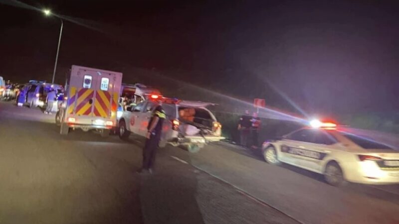 Highway accident – ​​A school excursion minibus carrying children was involved in an accident